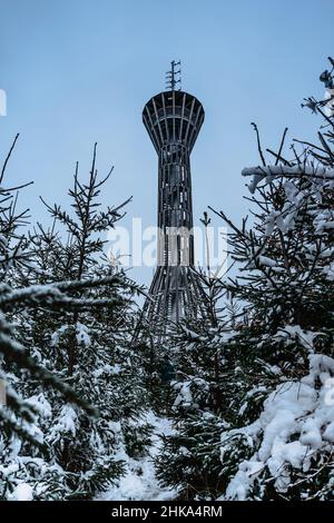 Einzigartige moderne Aussichtsturm namens Spulka in Mittelböhmen, Tschechische Republik.Aussichtsplattform, Lehrpfad, Holzturm mit Wendeltreppe. Stockfoto