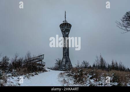 Einzigartige moderne Aussichtsturm namens Spulka in Mittelböhmen, Tschechische Republik.Aussichtsplattform, Lehrpfad, Holzturm mit Wendeltreppe. Stockfoto