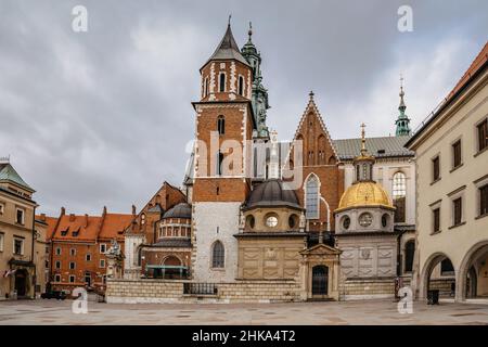 Krakau, Polen-Dezember 17,2021. Königliche gotische Wawel-Kathedrale, römisch-katholische Kirche, polnisches Nationalheiligtum, Krönungsgräberstätte mit Sigismund Stockfoto