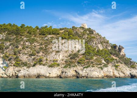 Gargano; National; Park; Besichtigung; Höhlen; Saracen; Turm; Landschaft; Horizontal; Vieste; Apulien; Italien Stockfoto