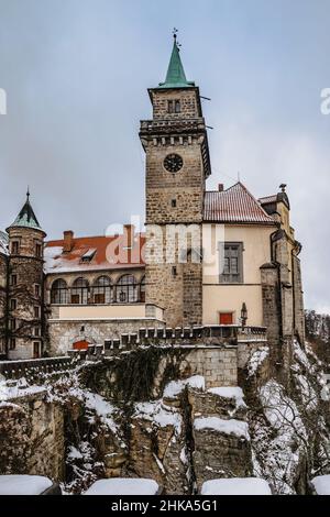 Renaissance Chateau Hruba Skala auf Sandsteinfelsen in Cesky raj, Böhmisches Paradies, schöne Aussicht auf lokale Felsformationen, Trosky Castle.Rock Stockfoto