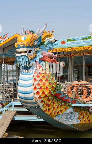 Bunt bemaltes Touristendrachenboot auf dem Perfume River (Song Huong / Huong Giang River) in Hue, Provinz Thua Thien Hue, Zentralvietnam Stockfoto