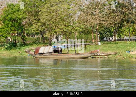 Traditionelles Fischerboot aus Holz auf dem Perfume River in Hue, Provinz Thua Thien Hue, Zentralvietnam, Südostasien Stockfoto