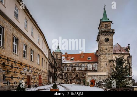 Hruba Skala,Tschechische Republik-Januar 23,2022.Innenhof des Renaissance-Schlosses Hruba Skala auf Sandsteinfelsen in Cesky raj, Böhmisches Paradies Stockfoto