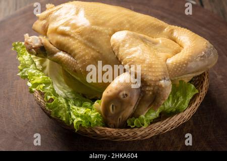 Huhn in duftender Suppenbrühe pochiert, kalt serviert Stockfoto