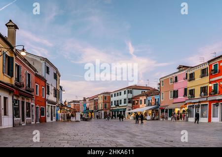 Burano, Italien-Januar 29,2022.Bunte Insel in der Nähe von Venice.Most bunten Ort der Welt mit schiefen Glockenturm, Kanäle, kleine Häuser.Tranquility und Ruhe Stockfoto