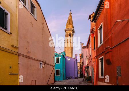 Bunte Insel Burano, Venedig Wahrzeichen, Italien. Buntesten Ort der Welt mit schiefen Glockenturm, Kanäle, kleine Häuser. Ruhe und Ruhe Stockfoto