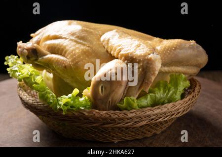 Huhn in duftender Suppenbrühe pochiert, kalt serviert Stockfoto