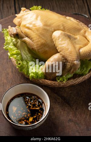 Huhn in duftender Suppenbrühe pochiert, kalt serviert Stockfoto