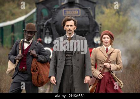 DAVID TENNANT, LEONIE BENESCH UND IBRAHIM KOMA IN 80 DAYS (2021) IN ALLER WELT UNTER DER REGIE VON STEVE BARRON UND BRIAN KELLY. Kredit: Federation Entertainment / Album Stockfoto