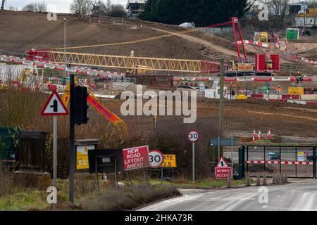 Harefield, Uxbridge, Großbritannien. 2nd. Februar 2022. HS2 auf dem riesigen High Speed 2-Gelände in der Harvil Road am Stadtrand von Harefield werden die Bauarbeiten fortgesetzt. Die Harvil Road wird vom 7th. Bis 20th. Februar geschlossen, sodass HS2 mit Erdarbeiten und Anhäufungen beginnen kann, um eine dauerhafte Struktur zu bauen, die den Süddamm des Viadukts von HS2 bilden wird. Die Einheimischen sind durch die Auswirkungen der Umweltschützer am Boden zerstört, und die Einheimischen sind sehr besorgt über die Auswirkungen des Tunnels HS2 und der Arbeiten auf die Trinkwasserversorgung. Quelle: Maureen McLean/Alamy Stockfoto