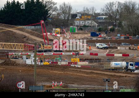 Harefield, Uxbridge, Großbritannien. 2nd. Februar 2022. HS2 auf dem riesigen High Speed 2-Gelände in der Harvil Road am Stadtrand von Harefield werden die Bauarbeiten fortgesetzt. Die Harvil Road wird vom 7th. Bis 20th. Februar geschlossen, sodass HS2 mit Erdarbeiten und Anhäufungen beginnen kann, um eine dauerhafte Struktur zu bauen, die den Süddamm des Viadukts von HS2 bilden wird. Die Einheimischen sind durch die Auswirkungen der Umweltschützer am Boden zerstört, und die Einheimischen sind sehr besorgt über die Auswirkungen des Tunnels HS2 und der Arbeiten auf die Trinkwasserversorgung. Quelle: Maureen McLean/Alamy Stockfoto