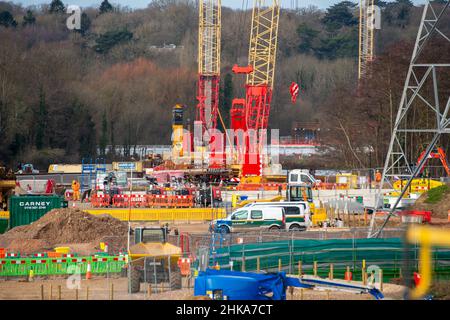 Harefield, Uxbridge, Großbritannien. 2nd. Februar 2022. HS2 auf dem riesigen High Speed 2-Gelände in der Harvil Road am Stadtrand von Harefield werden die Bauarbeiten fortgesetzt. Die Harvil Road wird vom 7th. Bis 20th. Februar geschlossen, sodass HS2 mit Erdarbeiten und Anhäufungen beginnen kann, um eine dauerhafte Struktur zu bauen, die den Süddamm des Viadukts von HS2 bilden wird. Die Einheimischen sind durch die Auswirkungen der Umweltschützer am Boden zerstört, und die Einheimischen sind sehr besorgt über die Auswirkungen des Tunnels HS2 und der Arbeiten auf die Trinkwasserversorgung. Quelle: Maureen McLean/Alamy Stockfoto