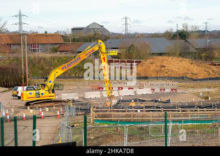 Harefield, Uxbridge, Großbritannien. 2nd. Februar 2022. HS2 auf dem riesigen High Speed 2-Gelände in der Harvil Road am Stadtrand von Harefield werden die Bauarbeiten fortgesetzt. Die Harvil Road wird vom 7th. Bis 20th. Februar geschlossen, sodass HS2 mit Erdarbeiten und Anhäufungen beginnen kann, um eine dauerhafte Struktur zu bauen, die den Süddamm des Viadukts von HS2 bilden wird. Die Einheimischen sind durch die Auswirkungen der Umweltschützer am Boden zerstört, und die Einheimischen sind sehr besorgt über die Auswirkungen des Tunnels HS2 und der Arbeiten auf die Trinkwasserversorgung. Quelle: Maureen McLean/Alamy Stockfoto