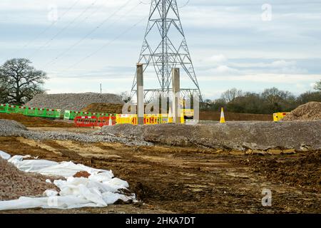 Harefield, Uxbridge, Großbritannien. 2nd. Februar 2022. HS2 auf dem riesigen High Speed 2-Gelände in der Harvil Road am Stadtrand von Harefield werden die Bauarbeiten fortgesetzt. Die Harvil Road wird vom 7th. Bis 20th. Februar geschlossen, sodass HS2 mit Erdarbeiten und Anhäufungen beginnen kann, um eine dauerhafte Struktur zu bauen, die den Süddamm des Viadukts von HS2 bilden wird. Die Einheimischen sind durch die Auswirkungen der Umweltschützer am Boden zerstört, und die Einheimischen sind sehr besorgt über die Auswirkungen des Tunnels HS2 und der Arbeiten auf die Trinkwasserversorgung. Quelle: Maureen McLean/Alamy Stockfoto