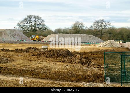 Harefield, Uxbridge, Großbritannien. 2nd. Februar 2022. HS2 auf dem riesigen High Speed 2-Gelände in der Harvil Road am Stadtrand von Harefield werden die Bauarbeiten fortgesetzt. Die Harvil Road wird vom 7th. Bis 20th. Februar geschlossen, sodass HS2 mit Erdarbeiten und Anhäufungen beginnen kann, um eine dauerhafte Struktur zu bauen, die den Süddamm des Viadukts von HS2 bilden wird. Die Einheimischen sind durch die Auswirkungen der Umweltschützer am Boden zerstört, und die Einheimischen sind sehr besorgt über die Auswirkungen des Tunnels HS2 und der Arbeiten auf die Trinkwasserversorgung. Quelle: Maureen McLean/Alamy Stockfoto