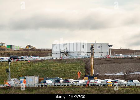 Harefield, Uxbridge, Großbritannien. 2nd. Februar 2022. HS2 auf dem riesigen High Speed 2-Gelände in der Harvil Road am Stadtrand von Harefield werden die Bauarbeiten fortgesetzt. Die Harvil Road wird vom 7th. Bis 20th. Februar geschlossen, sodass HS2 mit Erdarbeiten und Anhäufungen beginnen kann, um eine dauerhafte Struktur zu bauen, die den Süddamm des Viadukts von HS2 bilden wird. Die Einheimischen sind durch die Auswirkungen der Umweltschützer am Boden zerstört, und die Einheimischen sind sehr besorgt über die Auswirkungen des Tunnels HS2 und der Arbeiten auf die Trinkwasserversorgung. Quelle: Maureen McLean/Alamy Stockfoto