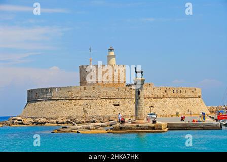 Der Eingang des Hafens von Rhodos Stadt, Rhodos Insel, Griechenland Stockfoto