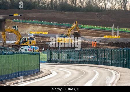 Harefield, Uxbridge, Großbritannien. 2nd. Februar 2022. HS2 auf dem riesigen High Speed 2-Gelände in der Harvil Road am Stadtrand von Harefield werden die Bauarbeiten fortgesetzt. Die Harvil Road wird vom 7th. Bis 20th. Februar geschlossen, sodass HS2 mit Erdarbeiten und Anhäufungen beginnen kann, um eine dauerhafte Struktur zu bauen, die den Süddamm des Viadukts von HS2 bilden wird. Die Einheimischen sind durch die Auswirkungen der Umweltschützer am Boden zerstört, und die Einheimischen sind sehr besorgt über die Auswirkungen des Tunnels HS2 und der Arbeiten auf die Trinkwasserversorgung. Quelle: Maureen McLean/Alamy Stockfoto