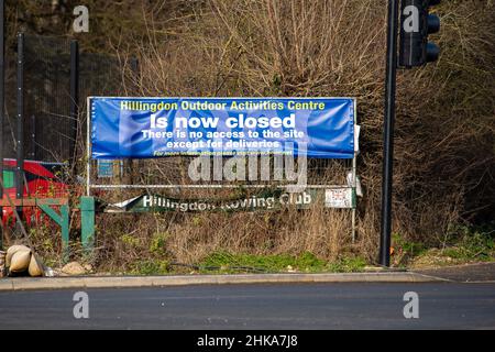 Harefield, Uxbridge, Großbritannien. 2nd. Februar 2022. Das ehemalige Hillingdon Outdoor Activities Center (HOAC) ist nun geschlossen, da HS2 das Gelände in Besitz genommen haben. Der Ausschuss wartet noch immer darauf, zu erfahren, wohin der Club verlegt werden soll. Quelle: Maureen McLean/Alamy Stockfoto