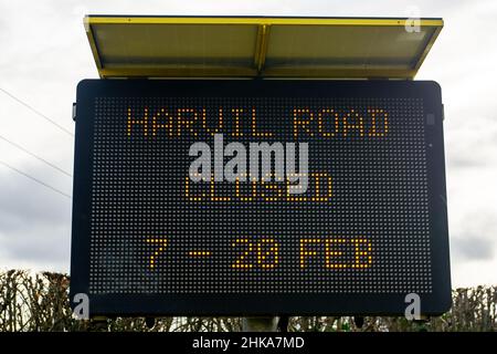 Harefield, Uxbridge, Großbritannien. 2nd. Februar 2022. HS2 auf dem riesigen High Speed 2-Gelände in der Harvil Road am Stadtrand von Harefield werden die Bauarbeiten fortgesetzt. Die Harvil Road wird vom 7th. Bis 20th. Februar geschlossen, sodass HS2 mit Erdarbeiten und Anhäufungen beginnen kann, um eine dauerhafte Struktur zu bauen, die den Süddamm des Viadukts von HS2 bilden wird. Die Einheimischen sind durch die Auswirkungen der Umweltschützer am Boden zerstört, und die Einheimischen sind sehr besorgt über die Auswirkungen des Tunnels HS2 und der Arbeiten auf die Trinkwasserversorgung. Quelle: Maureen McLean/Alamy Stockfoto