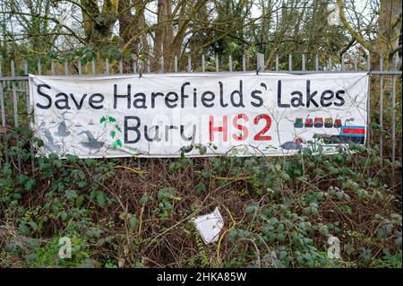 Harefield, Uxbridge, Großbritannien. 2nd. Februar 2022. Ein Schild Save Harefield's Lakes, Bury HS2. Quelle: Maureen McLean/Alamy Stockfoto