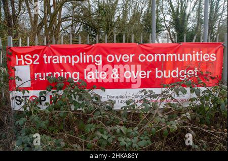 Harefield, Uxbridge, Großbritannien. 2nd. Februar 2022. Ein Stop-HS2-Banner HS2, das über Gemeinden trampelt, spät läuft und über das Budget-Banner hinausgetrampelt wird. Einheimische und Umweltschützer setzen ihren Kampf gegen HS2 immer noch fort. Quelle: Maureen McLean/Alamy Stockfoto