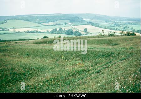 HOD Hill - Eisenzeit dann römische Festung im Blackmore-Wale, Dorset, England. Die Festung wurde in der späten Eisenzeit von den Durotrigen bewohnt und dann von den Römern erobert. Römisches Fort West Tor. Archivscan von einem Dia. November 1973. Stockfoto