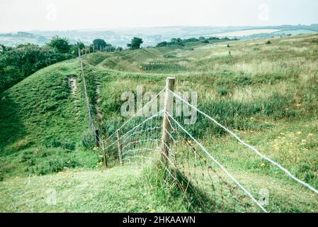 HOD Hill - Eisenzeit dann römische Festung im Blackmore-Wale, Dorset, England. Die Festung wurde in der späten Eisenzeit von den Durotrigen bewohnt und dann von den Römern erobert. Tor zur südlichen Eisenzeit. Archivscan von einem Dia. November 1973. Stockfoto