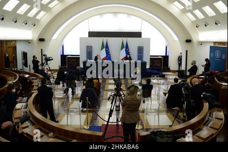 Italien, Rom, 2. Februar 2022: Roberto Speranza, Gesundheitsminister, und Patrizio Bianchi, Minister für Bildung, bei der Pressekonferenz, Nach dem Ministerrat über Maßnahmen gegen die Covid-Krankheit Foto © Fabio Cimaglia/Sintesi/Alamy Live News Stockfoto