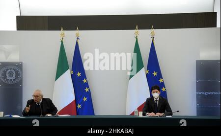 Italien, Rom, 2. Februar 2022: Roberto Speranza, Gesundheitsminister, und Patrizio Bianchi, Minister für Bildung, bei der Pressekonferenz, Nach dem Ministerrat über Maßnahmen gegen die Covid-Krankheit Foto © Fabio Cimaglia/Sintesi/Alamy Live News Stockfoto