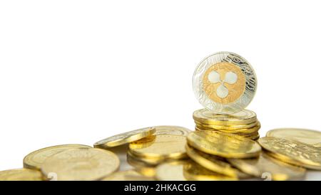 Ripple XRP Kryptowährung steht auf einem Stapel von goldenen Krypto-Münzen isoliert auf weißem Hintergrund mit Platz für Text, Nahaufnahme. Stockfoto