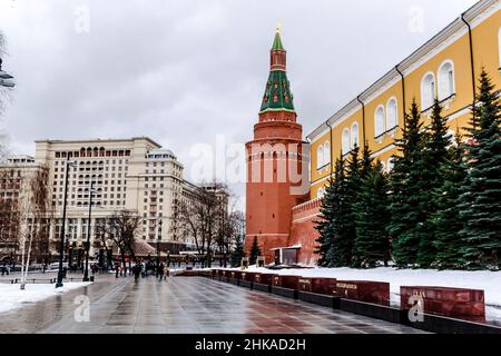 Moskau, Russland - 16 2021. Dezember: Blick vom Alexander-Garten auf den Arsenal-Eckturm des Moskauer Kremls. Stockfoto