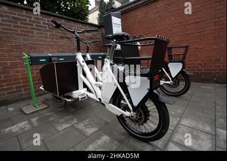 Düsseldorf, Deutschland. 03rd. Februar 2022. Lastenräder stehen in einem Lastenrad-Verkaufsautomaten. Die Stadt Düsseldorf präsentierte eine Verleihstation für Cargo-E-Bikes. Am Bahnhof können Lastenräder ausgeliehen und zurückgegeben werden. Quelle: Federico Gambarini/dpa/Alamy Live News Stockfoto