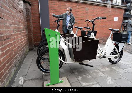 Düsseldorf, Deutschland. 03rd. Februar 2022. Lastenräder stehen in einem Lastenrad-Verkaufsautomaten. Die Stadt Düsseldorf präsentierte eine Verleihstation für Cargo-E-Bikes. Am Bahnhof können Lastenräder ausgeliehen und zurückgegeben werden. Quelle: Federico Gambarini/dpa/Alamy Live News Stockfoto