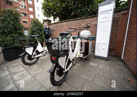 Düsseldorf, Deutschland. 03rd. Februar 2022. Lastenräder stehen in einem Lastenrad-Verkaufsautomaten. Die Stadt Düsseldorf präsentierte eine Verleihstation für Cargo-E-Bikes. Am Bahnhof können Lastenräder ausgeliehen und zurückgegeben werden. Quelle: Federico Gambarini/dpa/Alamy Live News Stockfoto