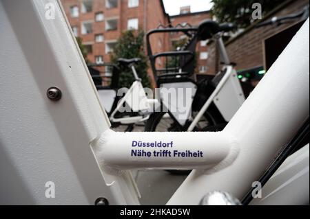 Düsseldorf, Deutschland. 03rd. Februar 2022. Lastenräder stehen in einem Lastenrad-Verkaufsautomaten. Die Stadt Düsseldorf präsentierte eine Verleihstation für Cargo-E-Bikes. Am Bahnhof können Lastenräder ausgeliehen und zurückgegeben werden. Quelle: Federico Gambarini/dpa/Alamy Live News Stockfoto