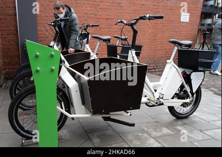 Düsseldorf, Deutschland. 03rd. Februar 2022. Lastenräder stehen in einem Lastenrad-Verkaufsautomaten. Die Stadt Düsseldorf präsentierte eine Verleihstation für Cargo-E-Bikes. Am Bahnhof können Lastenräder ausgeliehen und zurückgegeben werden. Quelle: Federico Gambarini/dpa/Alamy Live News Stockfoto