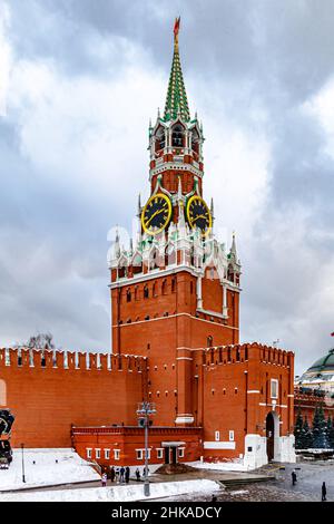Moskau, Russland - 16 2021. Dezember: Spasski-Turm des Kremls. Das dominante Gebäude auf dem Roten Platz in Moskau. Stockfoto