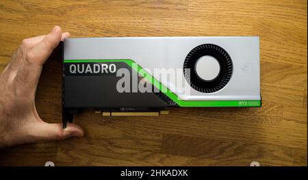 Paris, Frankreich - 28. März 2019: POV schöner leitender Ingenieur hält die neue GPU Nvidia Quadro RTX RTX 5000, die auf der Turing-Mikroarchitektur basiert, und verfügt über Echtzeit-Raytracing Stockfoto