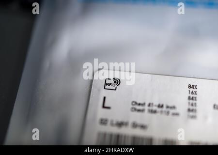 London, Vereinigtes Königreich - Dec 25, 2018: RFID Akronym für Radio-frequency identification Sticker Etikette auf der Kleidung Verpackung Stockfoto
