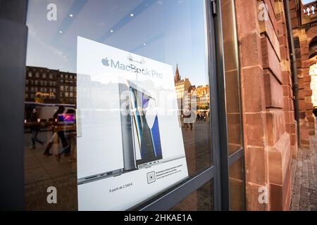 Straßburg, Frankreich - 29. Oktober 2021: Seitenansicht der Werbung auf der Glasvitrine des Apple Stores für das neu gestaltete MacBook pro Professional Notebook mit M1 Pro und M1 Max CPU Stockfoto