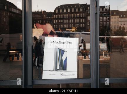 Straßburg, Frankreich - 29. Oktober 2021: Werbung auf der Glasvitrine des Apple Stores für das neu gestaltete MacBook pro Professional Notebook mit M1 Pro und M1 Max CPU Stockfoto