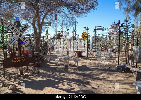 Elmer's Bottle Tree Ranch Attraktion am Straßenrand Stockfoto