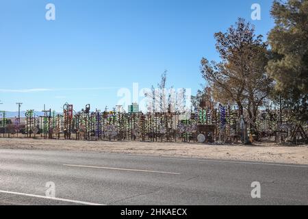 Elmer's Bottle Tree Ranch steht entlang der alten Route 66 Autobahn Stockfoto