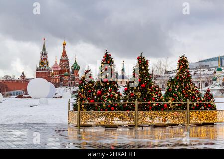 Weihnachten in Moskau. Ein Blick auf den Zaryadye Park zum Kreml. Russland. Stockfoto