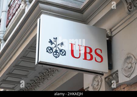 VALENCIA, SPANIEN - 31. JANUAR 2022: UBS ist ein Schweizer multinationales Investmentbank- und Finanzdienstleistungsunternehmen Stockfoto