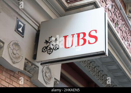 VALENCIA, SPANIEN - 31. JANUAR 2022: UBS ist ein Schweizer multinationales Investmentbank- und Finanzdienstleistungsunternehmen Stockfoto