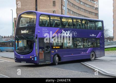 Ein VOLVO B9TL Hotline Doppeldeckerbus, der den Busbahnhof Preston verlässt; Bustour, Busrouten, Schulverträge, Privatmiete, Tagesausflüge und Urlaubsreisen der Passagiere Stockfoto