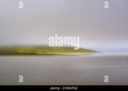 Chaipaval bedeckt mit Wolken in der Nähe von Scarasta auf der Äußeren Hebridischen Insel Harris Stockfoto